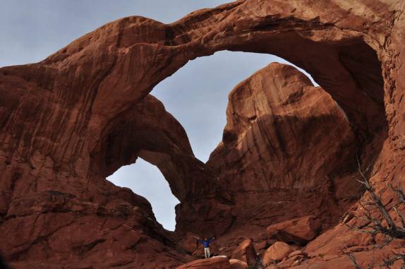 Momento de contemplação nos gigantescos Double Arch, uma das mais belas formações no Arches National Park, perto de Moab, em Utah, nos Estados Unidos